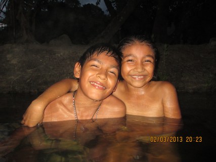 No puede más que adorarles.